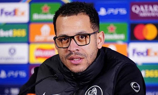 Liam Rosenior sẽ phải giải quyết mớ bòng bong ở Chelsea.