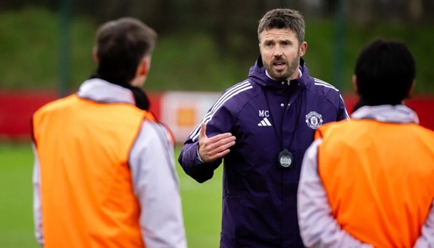 Michael Carrick sẽ phải tính toán nhân sự hàng thủ thật kỹ ở trận gặp Bournemouth.