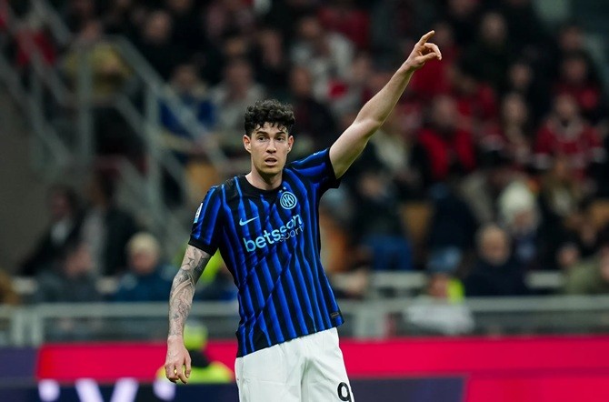 Inter sẽ bán Bastoni nếu được giá.