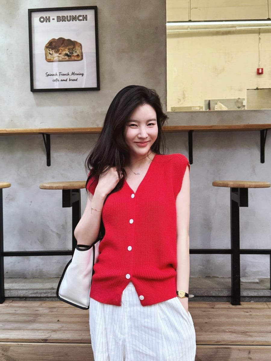 Các sắc thái như xanh navy, đỏ rượu, nâu chocolate hoặc xanh lá đậm giúp trang phục trở nên nổi bật và cá tính hơn.