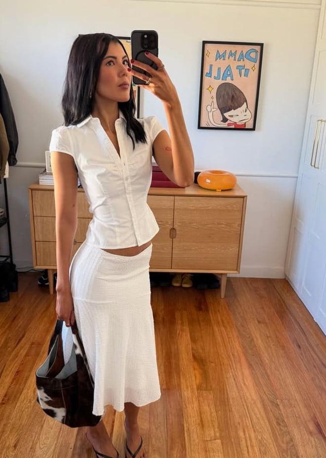 Nếu muốn hướng đến phong cách chững chạc và tinh tế hơn, sự kết hợp giữa chân váy midi và áo sơ mi luôn là lựa chọn an toàn.