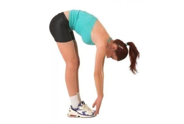 Bài kiểm tra cúi người chạm tay vào chân. (Ảnh minh họa)