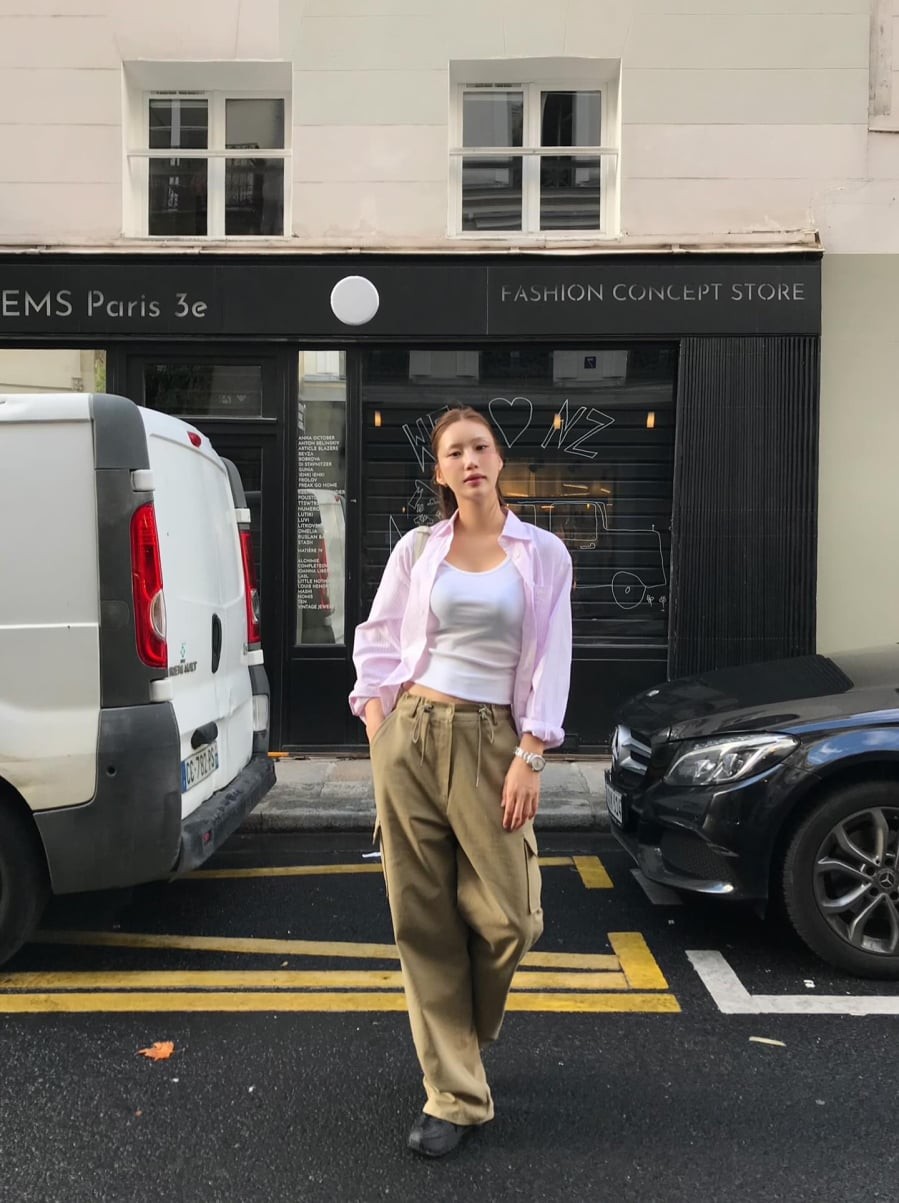 Khi diện trang phục màu trắng, tổng thể phong cách thường trở nên nhẹ nhàng và tinh tế hơn.