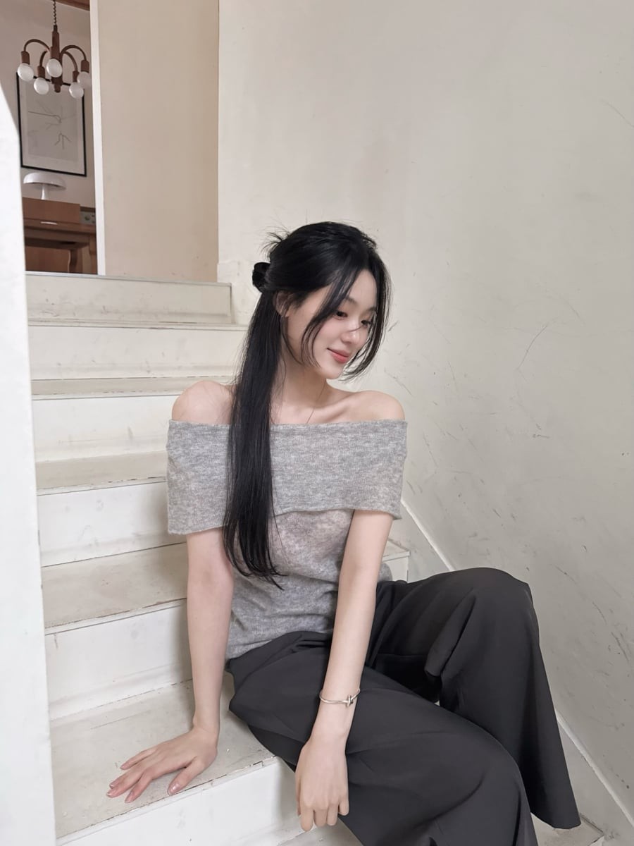 Trang phục màu xám mang lại cảm giác gọn gàng, đơn giản nhưng không kém phần thanh lịch.