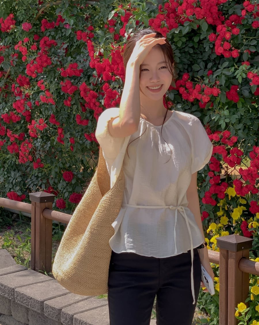 Trong mùa hè, những chất liệu mỏng nhẹ như cotton, linen hay voan thường được lựa chọn để mang lại cảm giác thoáng mát và dễ chịu khi mặc.