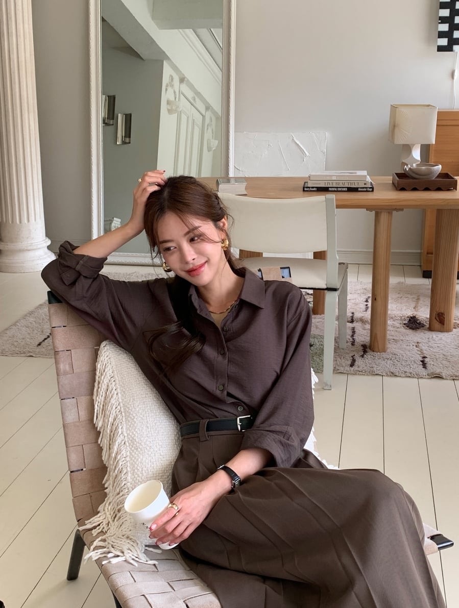 Những màu sắc như kem, be, trắng ngà, xám nhạt hay xanh nhạt thường mang lại cảm giác dịu mắt và dễ dàng phối hợp với nhiều loại trang phục khác nhau.