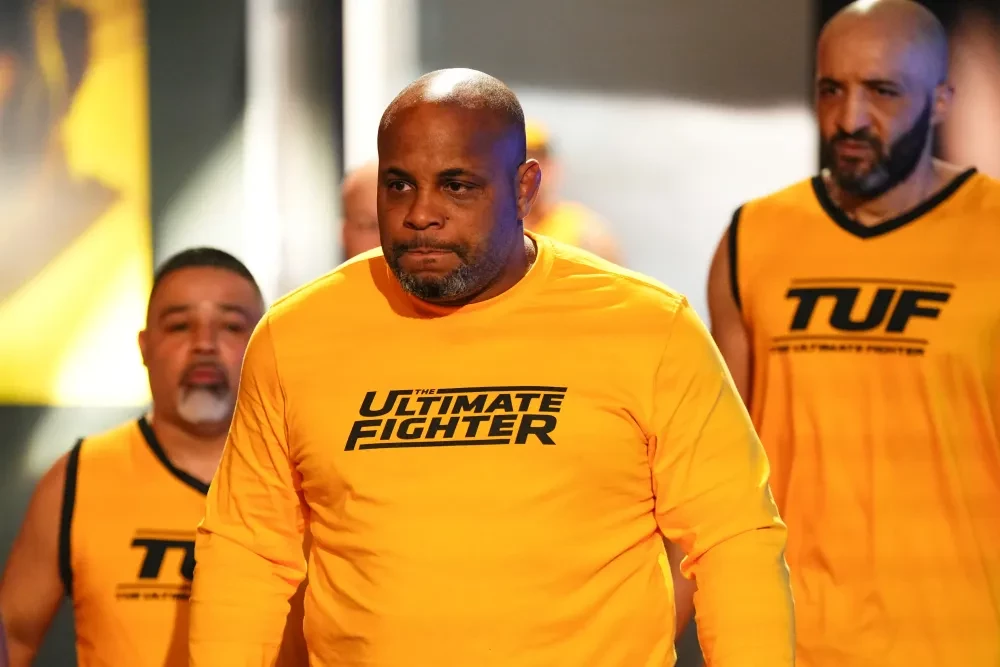 Daniel Cormier đang quan sát trong quá trình ghi hình The Ultimate Fighter