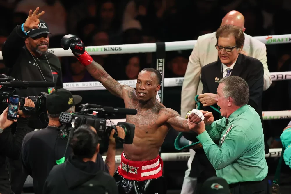 O’Shaquie Foster ăn mừng chiến thắng