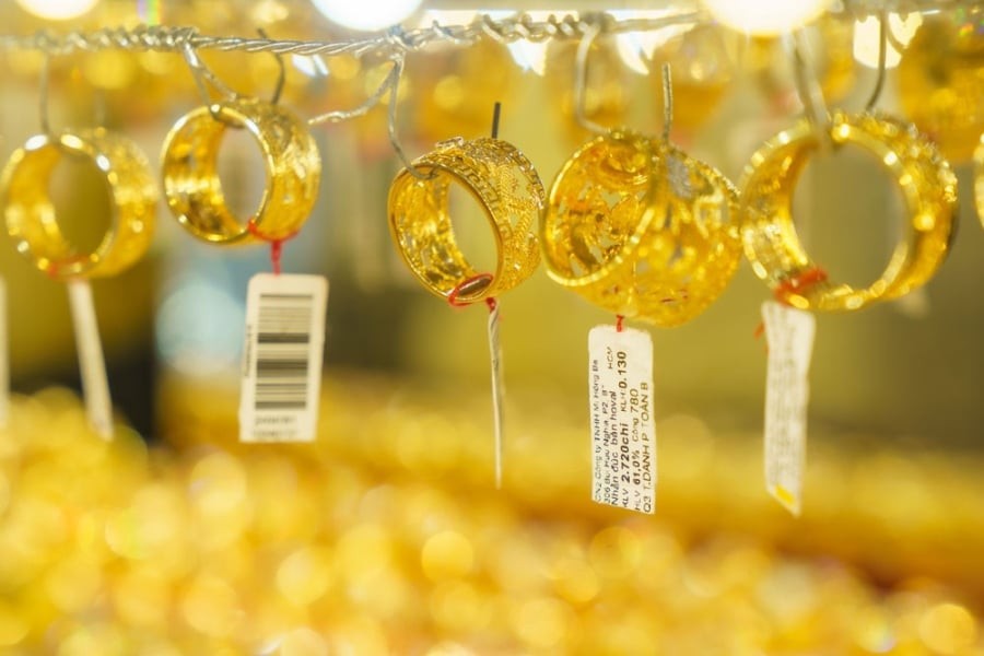 Ngoài ra, việc giá vàng liên tục không giữ được mốc hỗ trợ quan trọng trước đó cũng kích hoạt làn sóng bán tháo trên thị trường quốc tế.