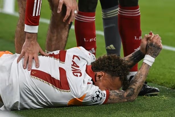 Lang nằm sân đau đớn sau chấn thương.