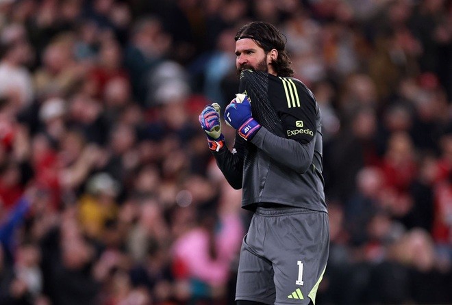 Alisson Becker (7,5): Rất nhàn hạ trong hiệp một và chỉ đơn giản là đứng nhìn các đồng đội 