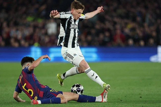 Pau Cubarsi (6.1): Là chốt chặn tin cậy nhất hàng thủ với những đường chuyền xuyên tuyến mang thương hiệu riêng.