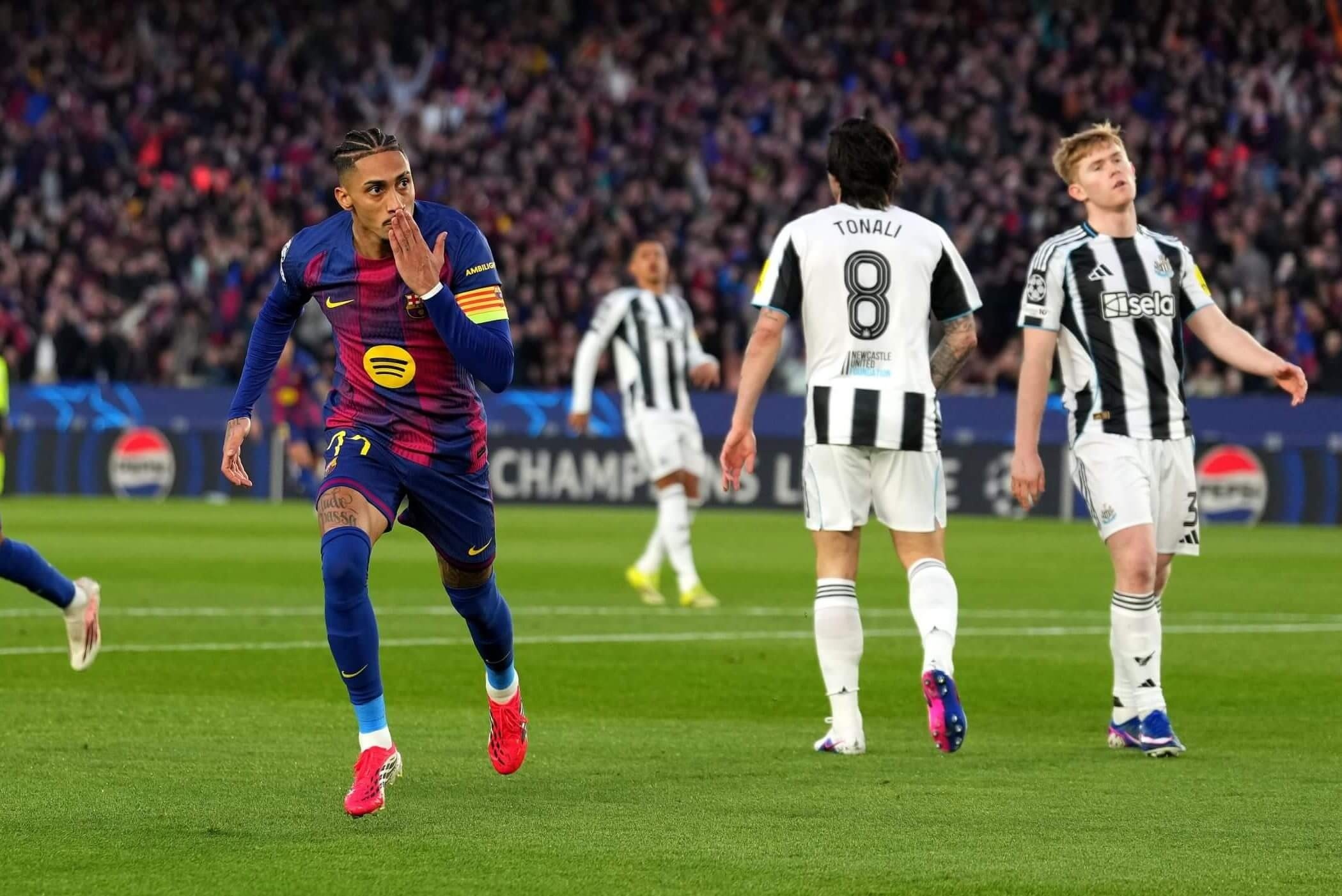 Raphinha (9.8): Anh in dấu giày vào 5 bàn thắng đầu tiên (ghi bàn, kiến tạo, đá phạt, kiếm penalty) và khép lại đêm huy hoàng bằng bàn thắng ấn định tỷ số.