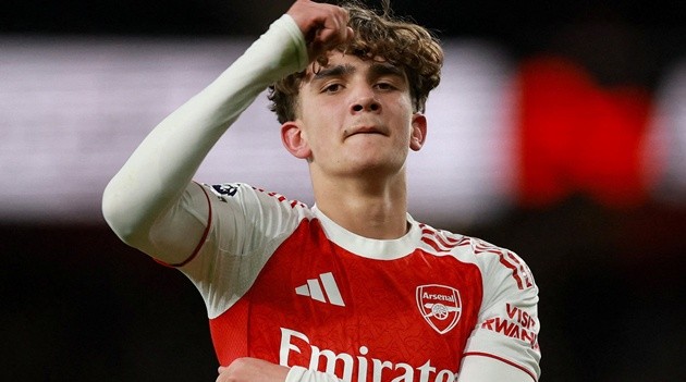 Dowman ăn mừng bàn thắng tại Ngoại hạng Anh.