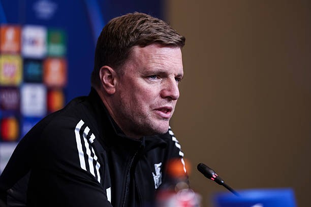 Howe chê trách hàng phòng ngự của Newcastle. 