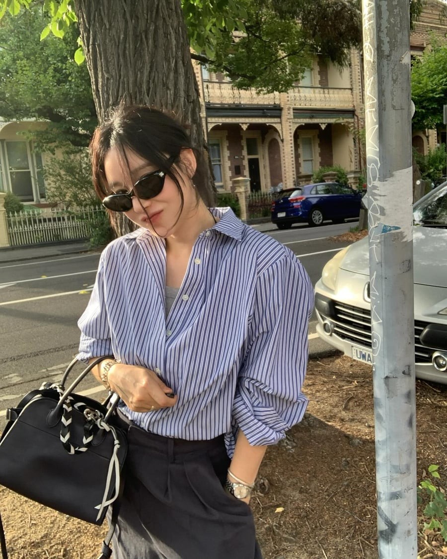 Áo sơ mi oversized, quần ống rộng hay váy sơ mi dài là những món đồ thường được ứng dụng họa tiết này