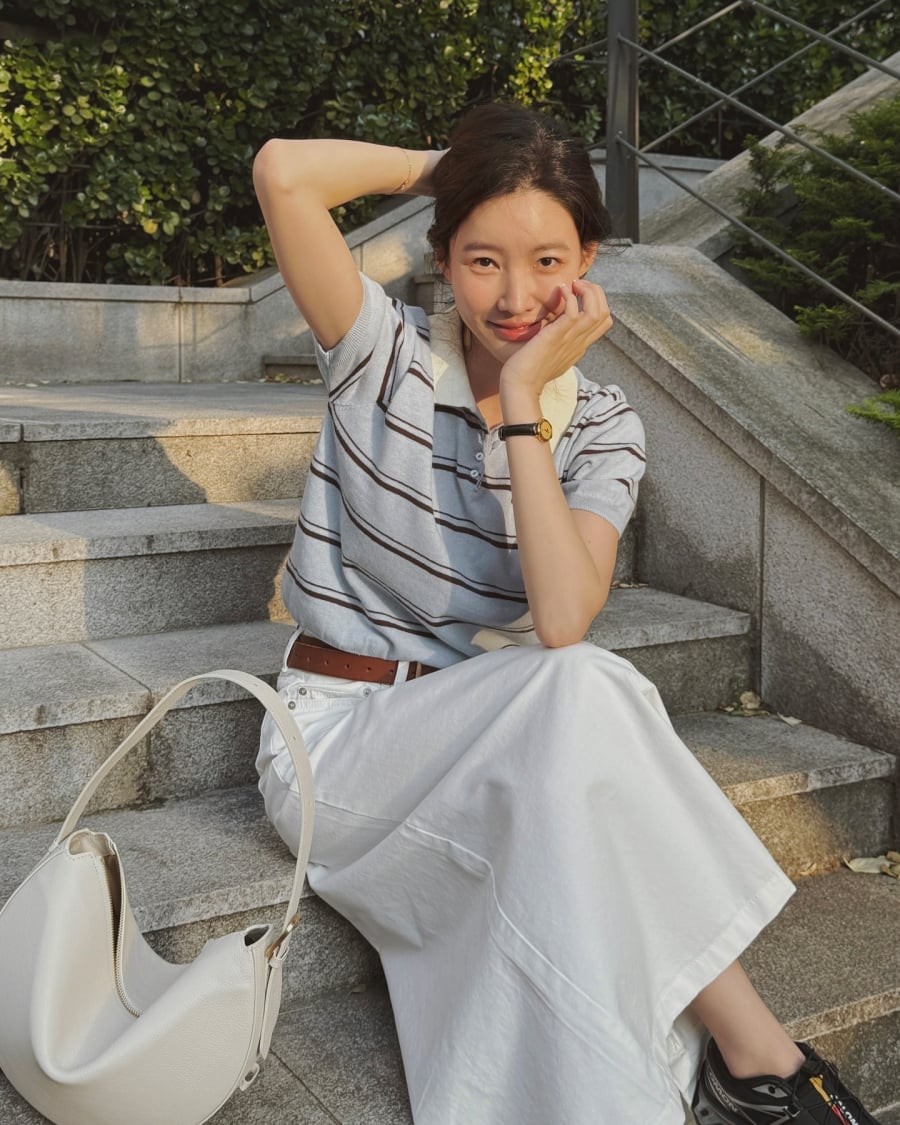 Đây là kiểu họa tiết quen thuộc gắn liền với phong cách mùa hè nhờ sự đơn giản và dễ phối đồ.