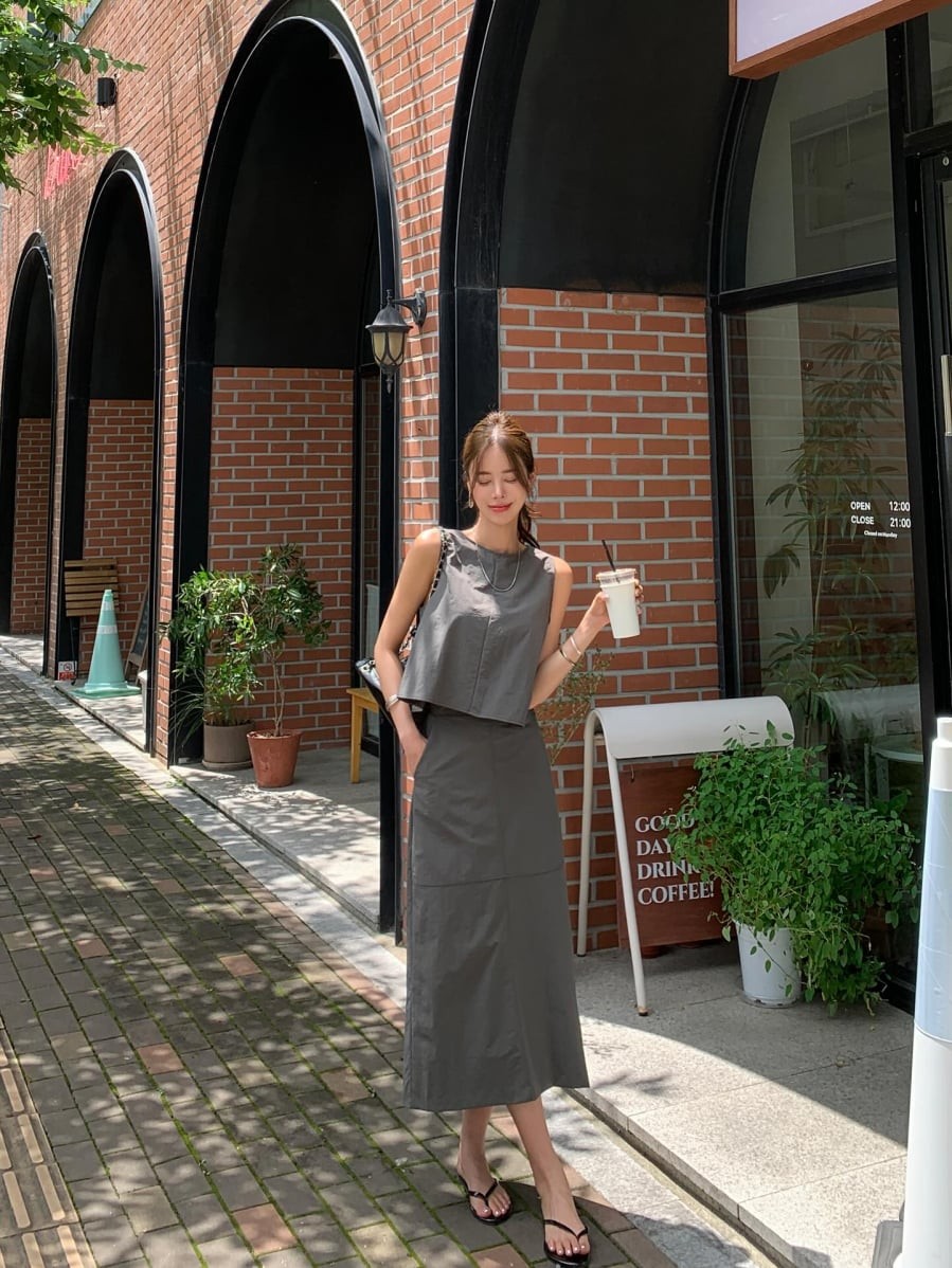 Thiết kế thẳng, không quá ôm sát giúp trang phục trông gọn gàng nhưng vẫn giữ được nét thanh lịch.