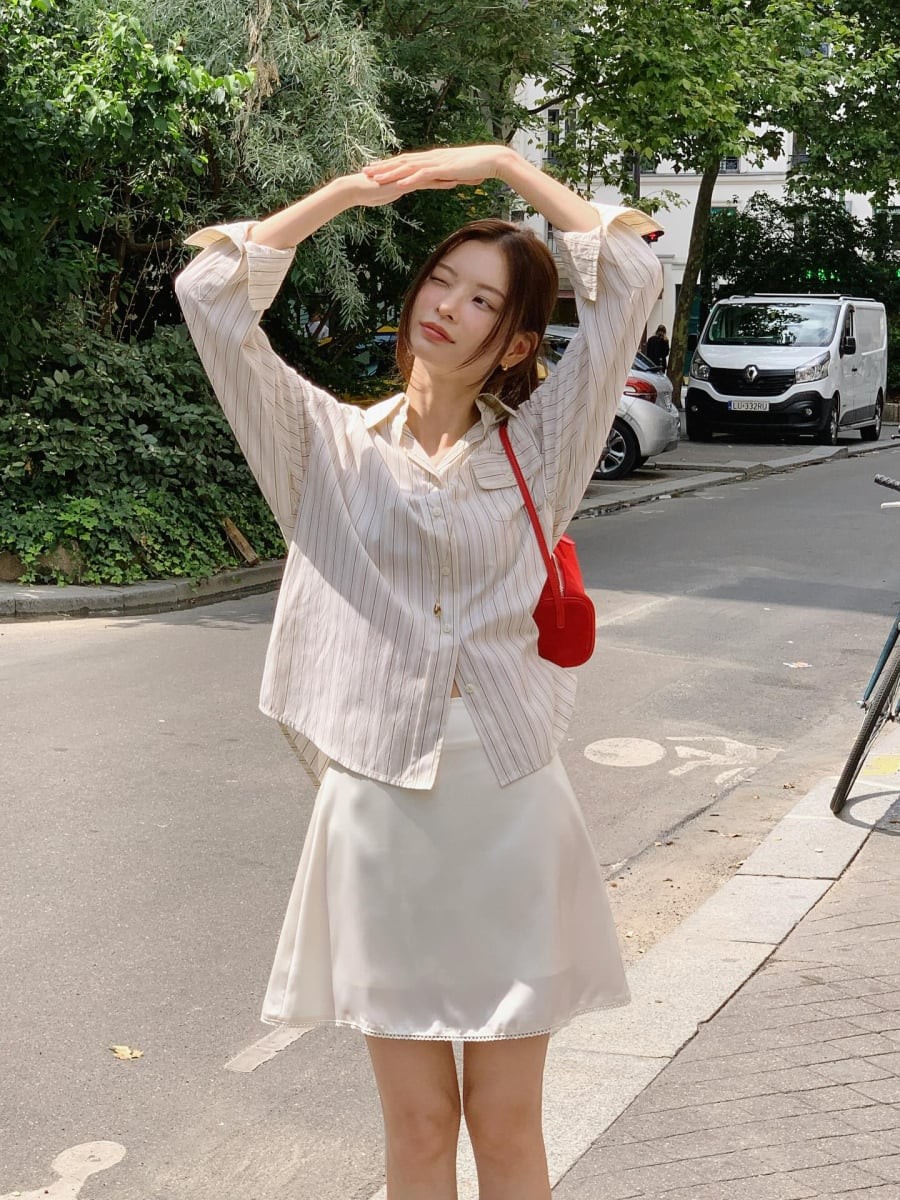 Nhờ phom dáng này, đôi chân cũng trông dài và thon gọn hơn, khiến tổng thể vóc dáng trở nên cân đối.