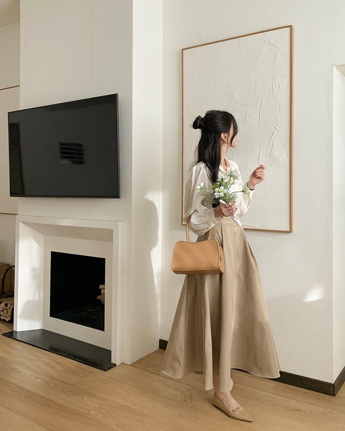 Chân váy trắng cũng rất đa dạng về kiểu dáng, có thể là dáng chữ A, dáng suông hoặc thiết kế xếp ly. 