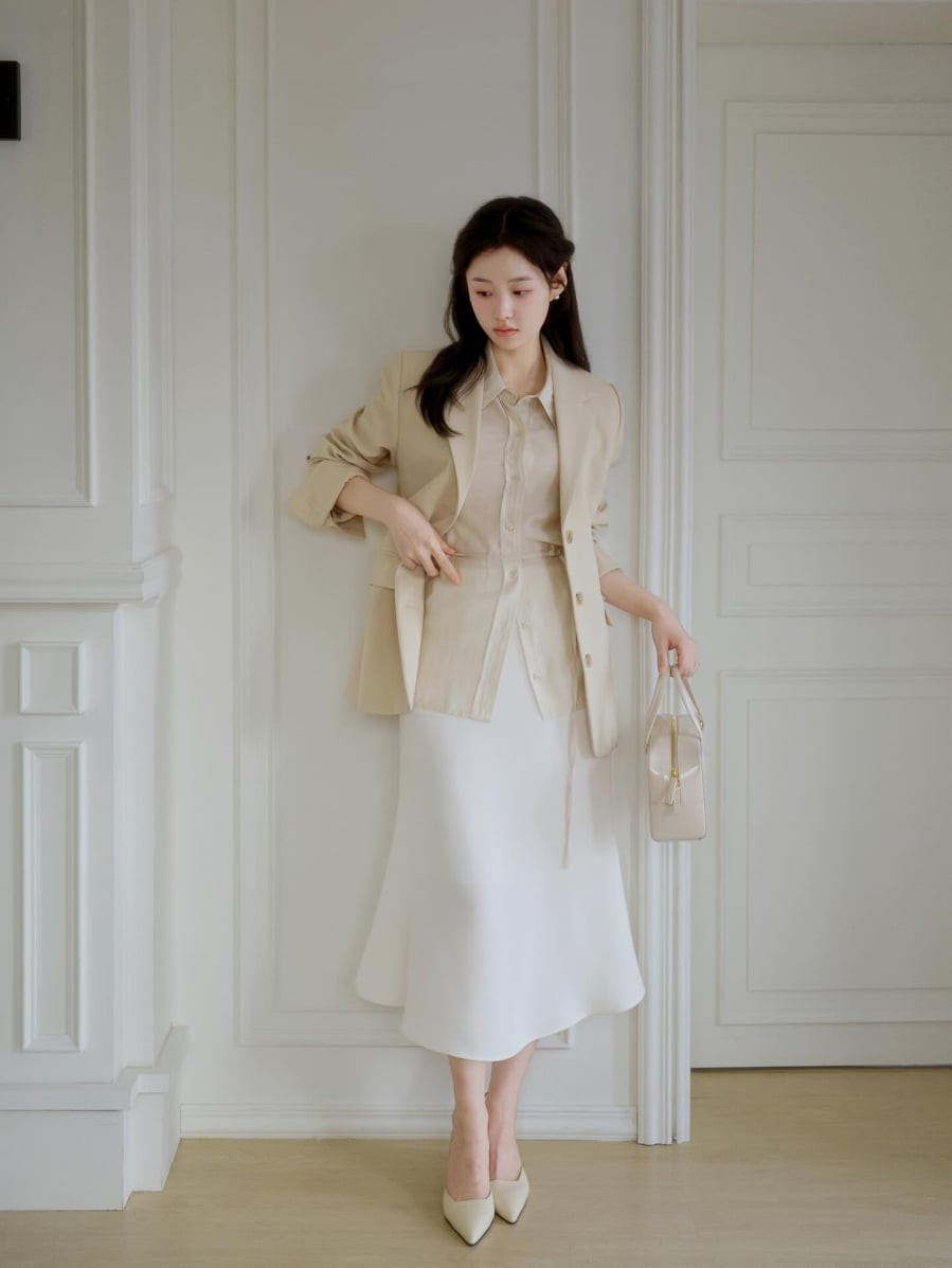 So với những thiết kế lụa dài thường mang hơi hướng trưởng thành, phiên bản ngắn đem lại cảm giác tươi mới và trẻ trung rõ rệt.