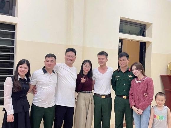 Hòa Minzy 'ra mắt' đồng nghiệp của chồng