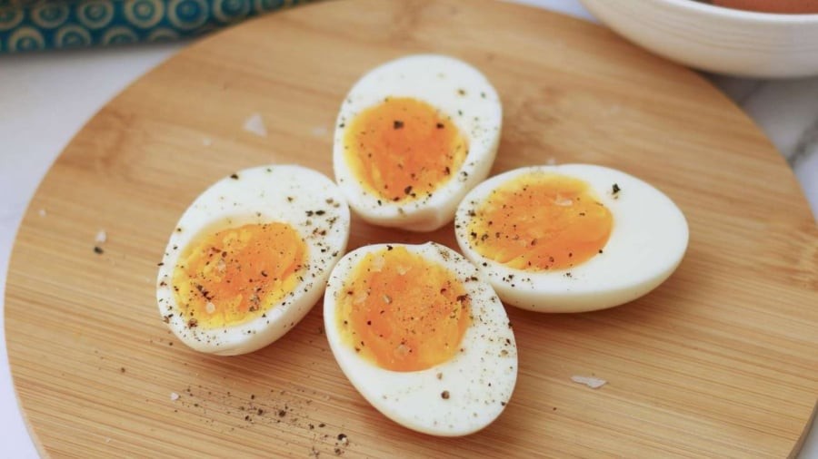 Ăn trứng luộc vào buổi sáng giúp cung cấp năng lượng cho cơ thể đồng thời mang lại nhiều lợi ích khác.