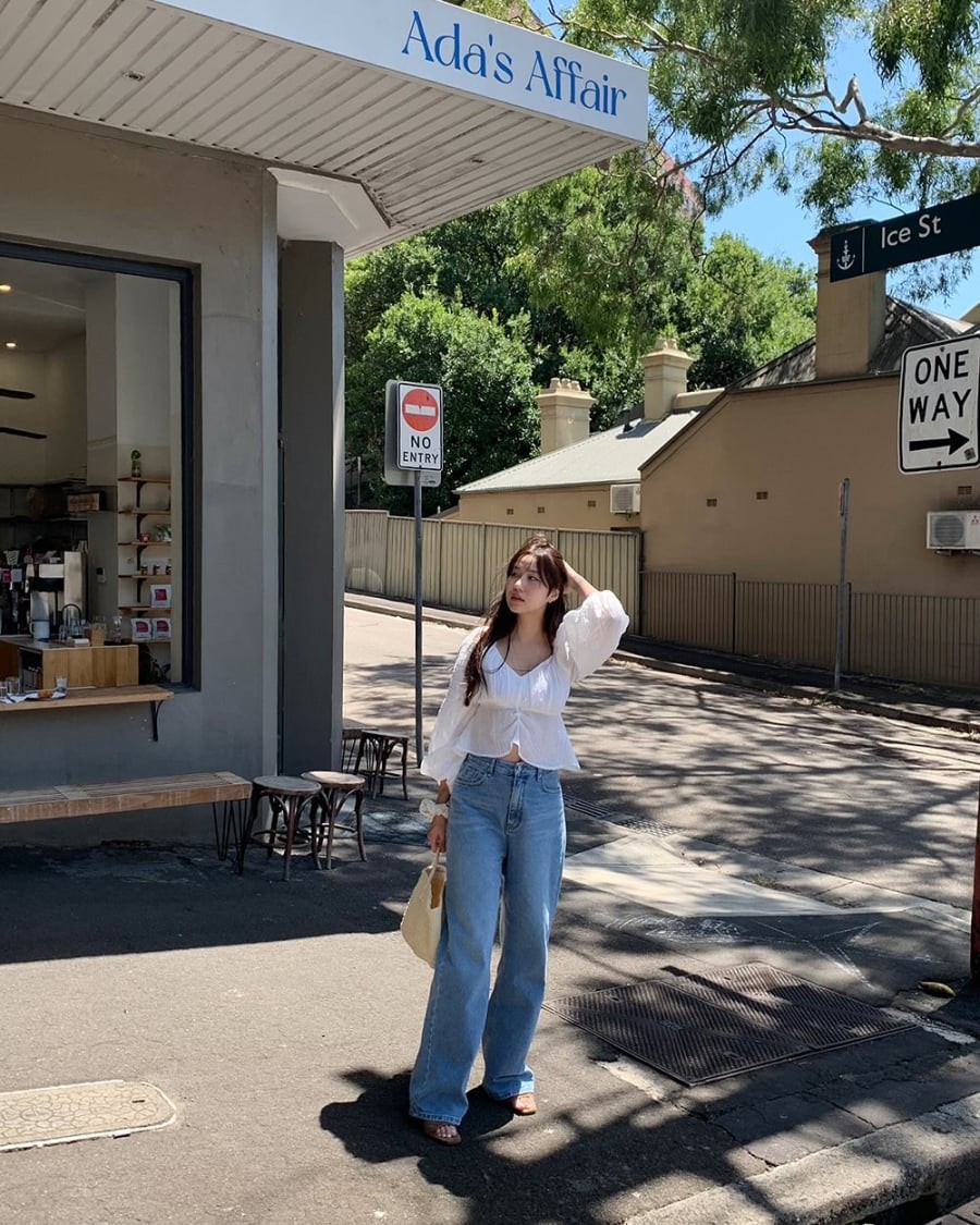 Khi kết hợp với quần jeans xanh, phong cách trở nên hài hòa giữa sự mềm mại và nét năng động.