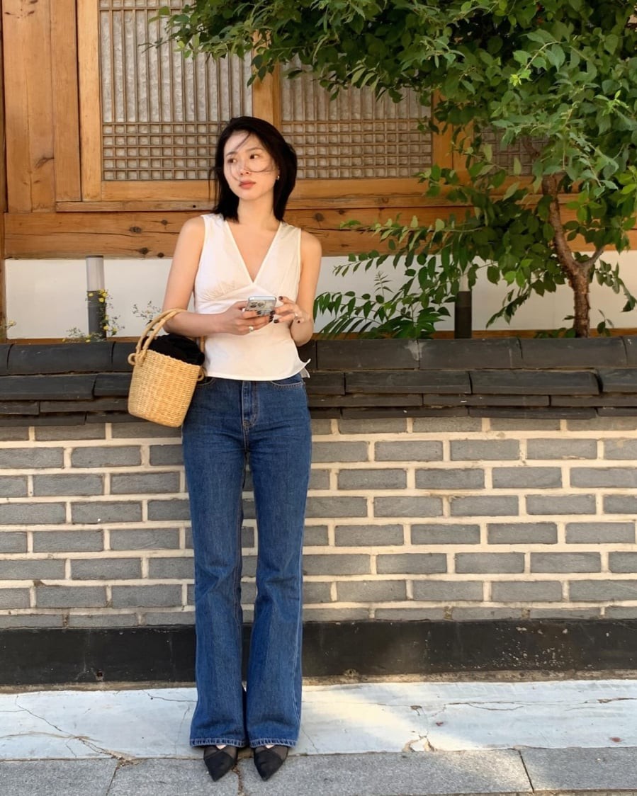 Khi kết hợp cùng quần jeans xanh, set đồ trở nên trẻ trung và hiện đại, đồng thời vẫn giữ được sự đơn giản đặc trưng của phong cách mùa hè