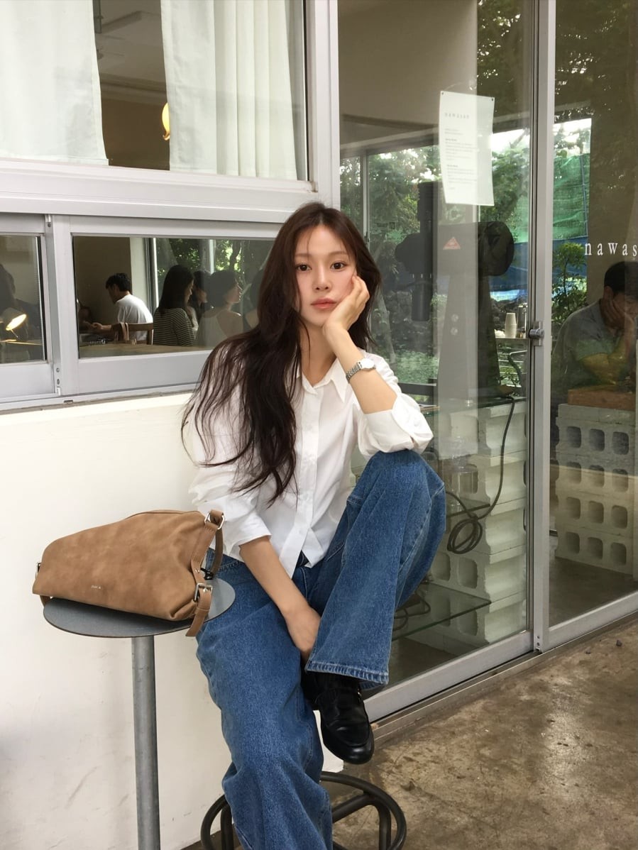 Dù xu hướng thời trang thay đổi theo từng năm, công thức phối đồ này vẫn luôn được ưa chuộng nhờ sự đơn giản nhưng hiệu quả.