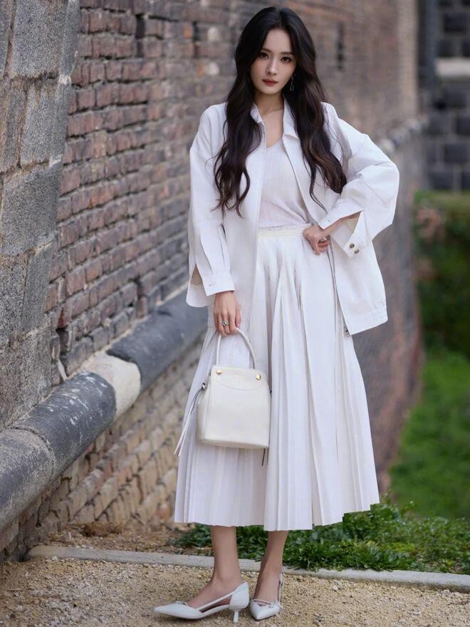  Đây là kiểu váy rất phù hợp với mùa xuân hè vì gam màu sáng giúp tổng thể trang phục trông mát mẻ và tinh giản hơn