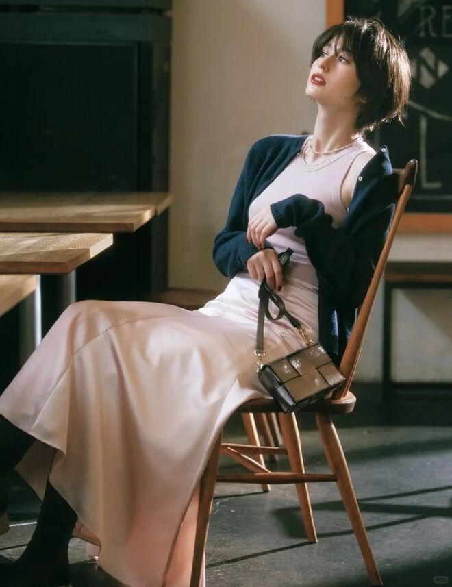 Đây là kiểu váy rất phù hợp với những ai yêu thích phong cách nữ tính nhưng vẫn muốn giữ sự thanh lịch.