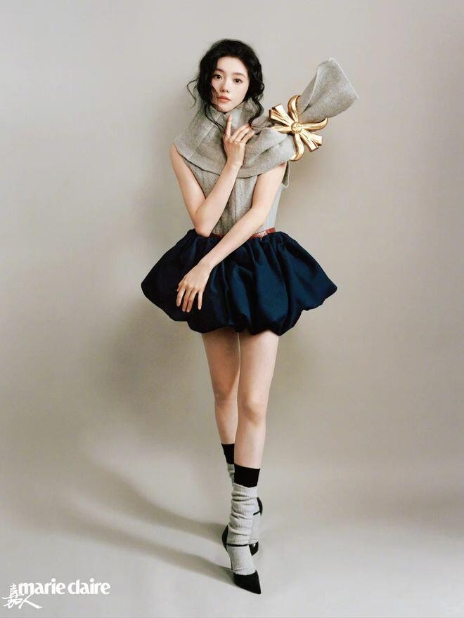 Chân váy quả bí thường được kết hợp với những chiếc áo đơn giản như áo thun ôm hoặc áo hai dây để tạo sự cân bằng cho tổng thể.