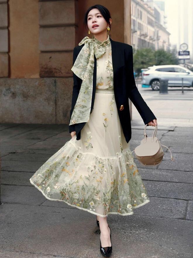 Các mẫu chân váy hoa midi thường được thiết kế với chất liệu mỏng nhẹ, tạo độ bay khi di chuyển và giúp tổng thể trang phục trở nên mềm mại hơn.