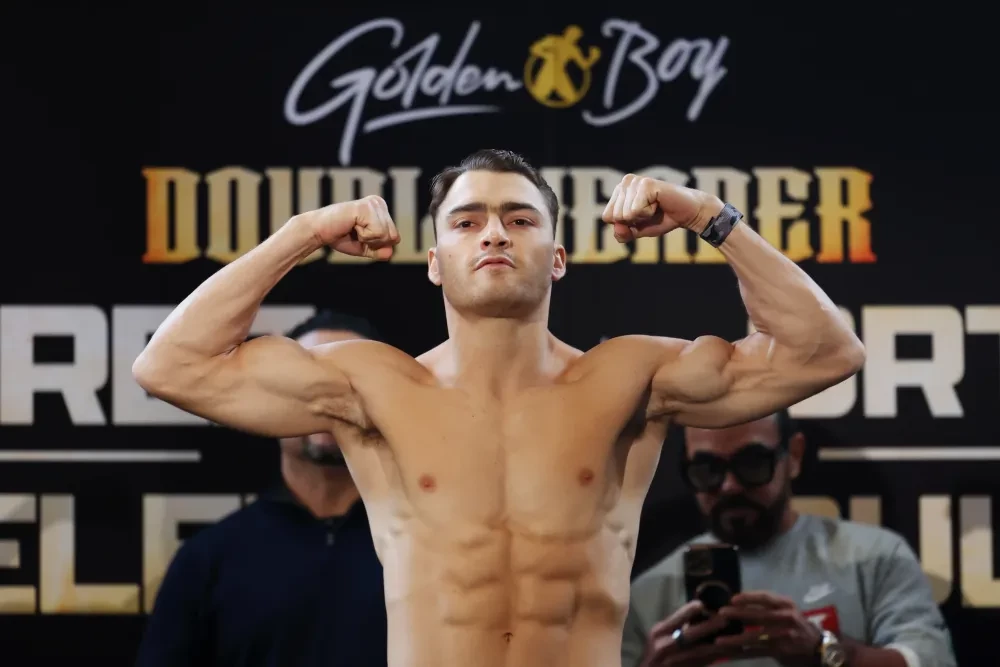 Oscar Duarte trong buổi cân thử trước trận đấu với Rances Barthelemy