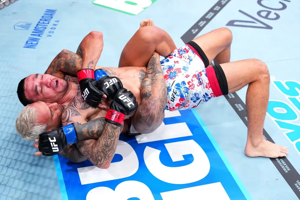 Charles Oliveira ăn mừng chiến thắng trước Max Holloway tại UFC 326