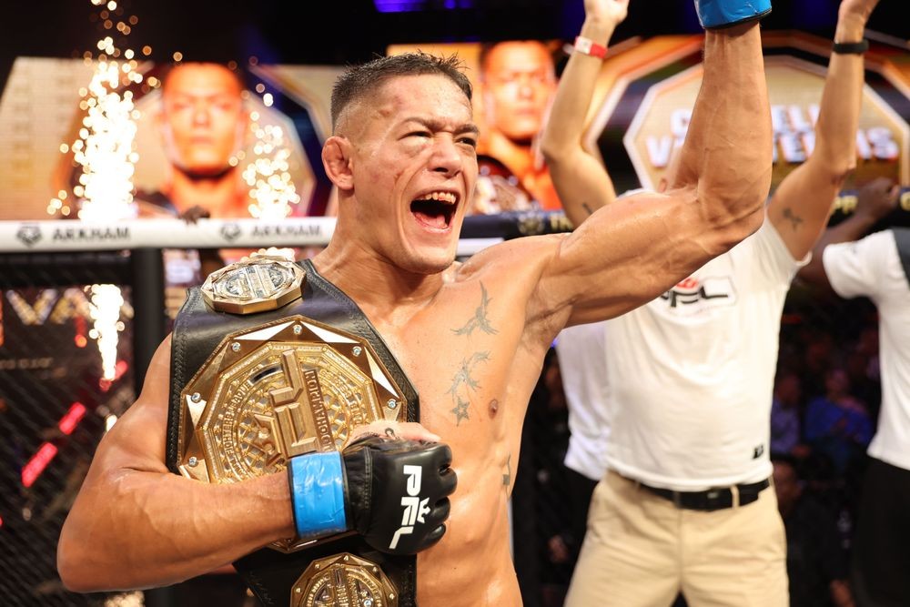 Costello van Steenis ăn mừng chiến thắng tại PFL