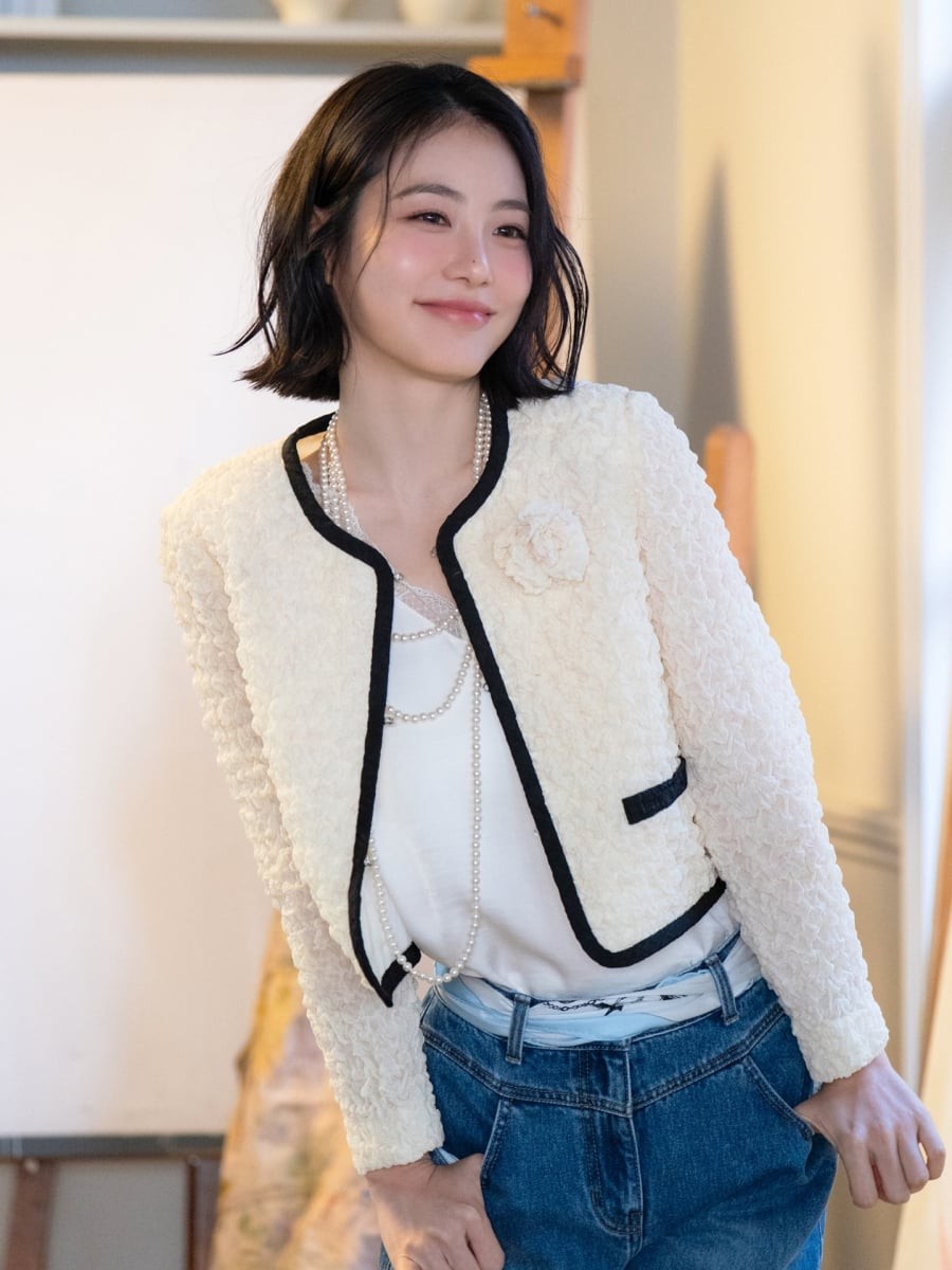 Những lọn tóc được uốn lơi tạo độ phồng tự nhiên, giúp mái tóc trông dày dặn và giàu sức sống hơn. 