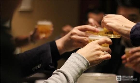 Hãy nhớ rằng, không có gì tự nhiên mà có. Nếu ai đó mời bạn ăn mà không rõ lý do, rất có thể họ đang muốn điều gì đó ở bạn. 