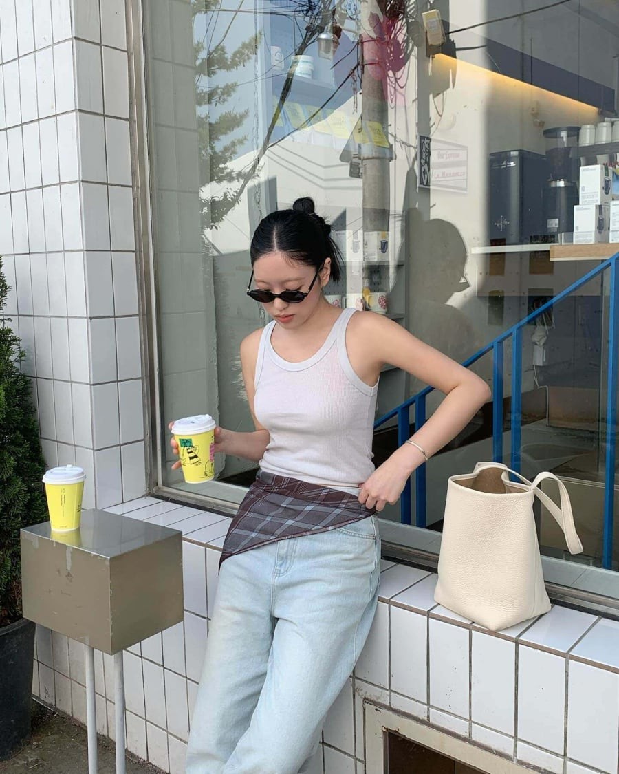 Hai item cơ bản này tạo nên phong cách trẻ trung và dễ mặc trong nhiều hoàn cảnh khác nhau. 