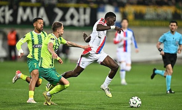 Ismaila Sarr giúp Crystal Palace giành chiến thắng.