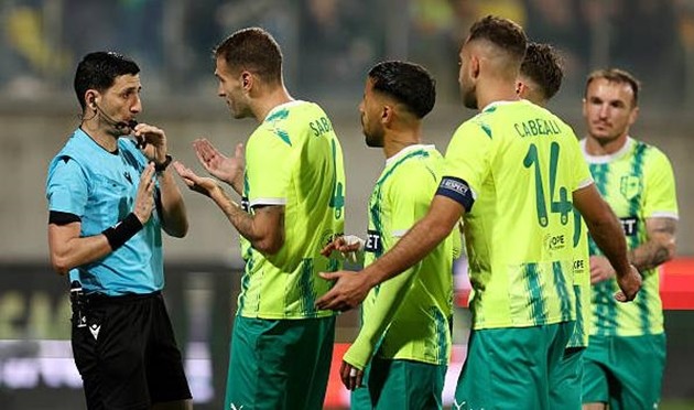 Tấm thẻ đỏ của Enric Saborit khiến chủ nhà gặp bất lợi.