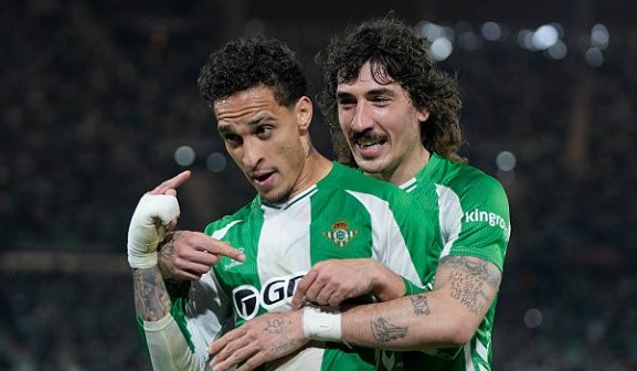 Antony góp công giúp Betis giành tấm vé vào tứ kết.