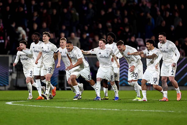 Nottingham phải nhờ đến sự yếu kém của đối thủ trên chấm phạt đền để bước tiếp.. 