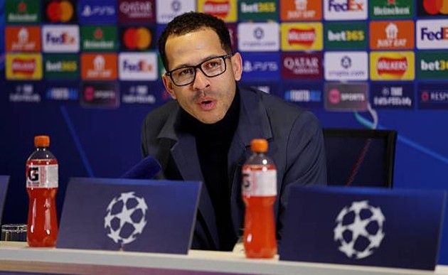 Liam Rosenior quyết tâm giúp Chelsea dự Champions League mùa tới.