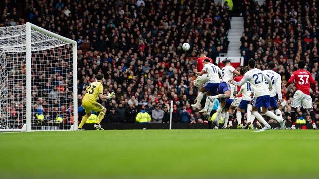 Man Utd nguy hiểm khi thực hiện pha bóng cố định.