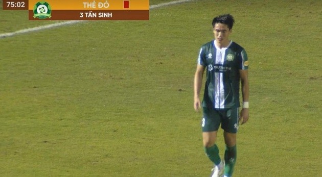 Tấm thẻ đỏ của Tấn Sinh đã là bước ngoặt của trận đấu.