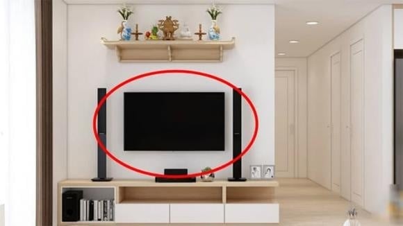 Nhiều gia đình, đặc biệt là ở các căn hộ chung cư, thường đặt tivi dưới chân bàn thờ để tiết kiệm diện tích.