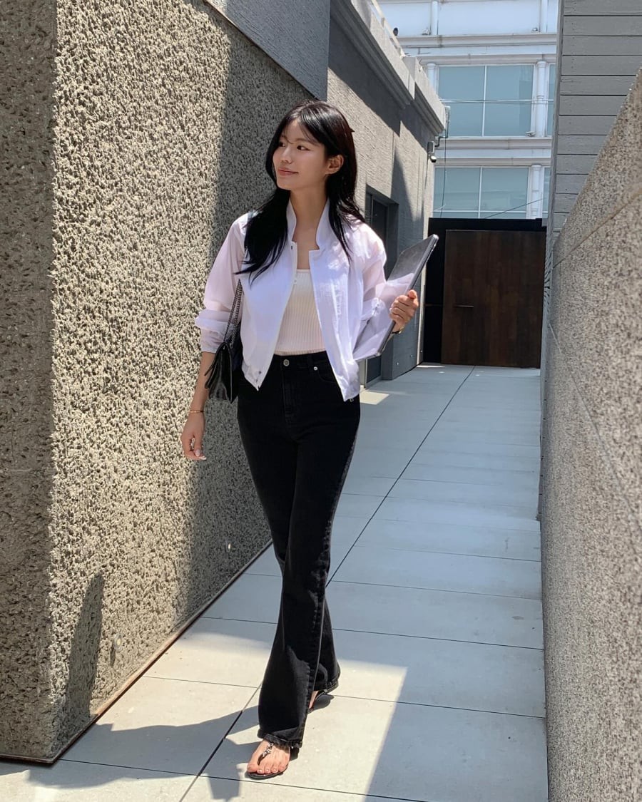  Dù xu hướng thời trang thay đổi qua từng năm, quần ống suông đen vẫn luôn duy trì vị trí ổn định nhờ tính linh hoạt và khả năng phù hợp với nhiều dáng người.