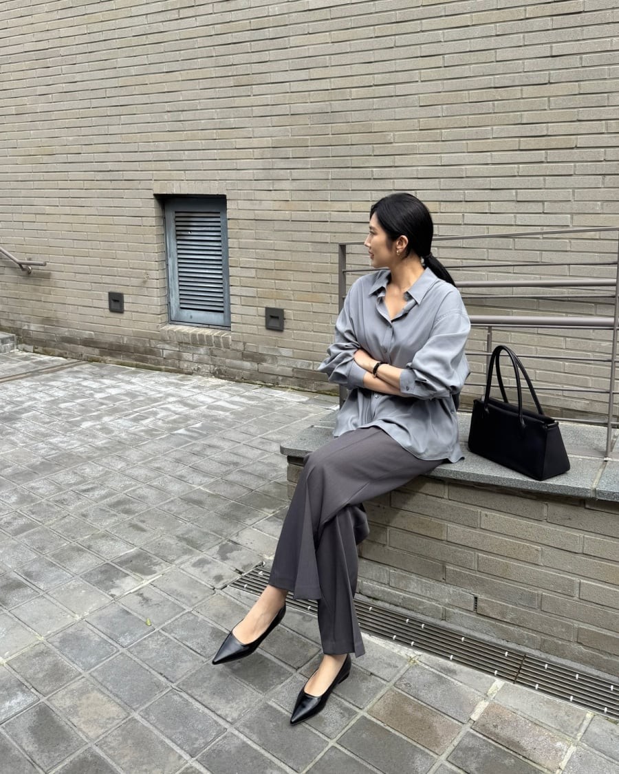 Quần âu vẫn được xem là món đồ không thể thiếu trong tủ đồ công sở, nhưng bảng màu của chúng đang có sự thay đổi rõ rệt.